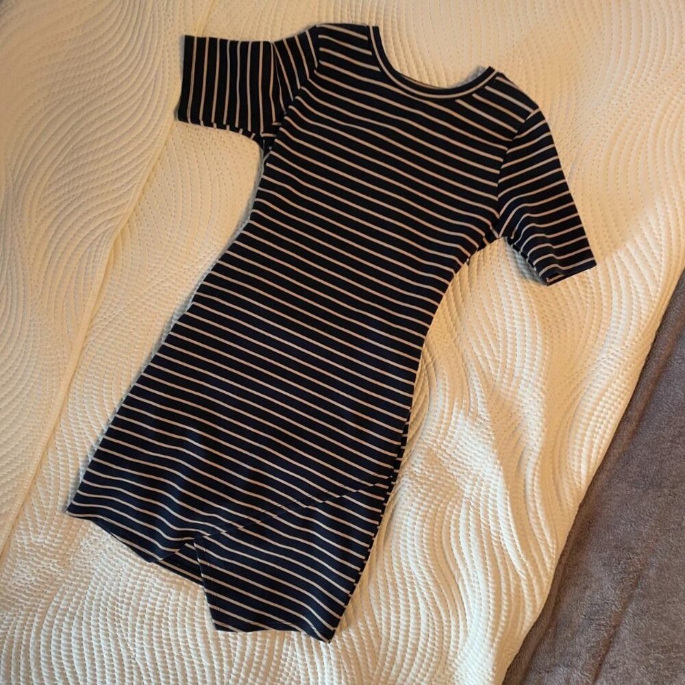 Iris striped bodycon dress with cross in the front🖤🤍🖤
